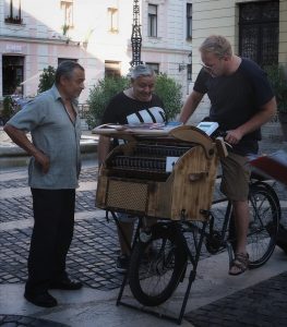 Zenélő biciklivel a fedél nélkül élőkért